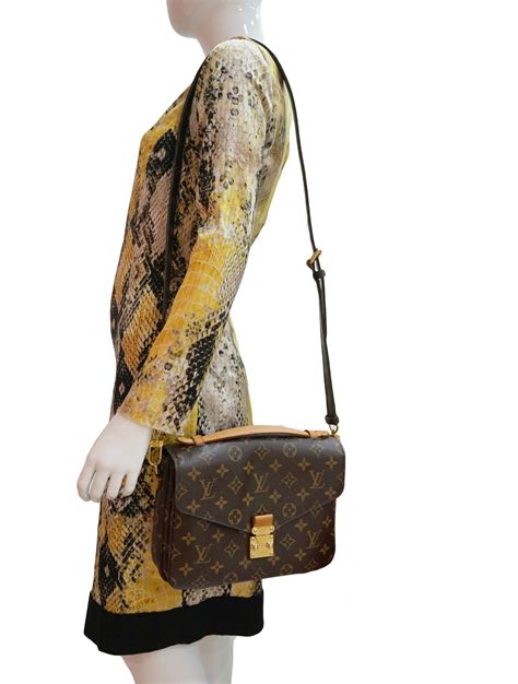 louis vuitton pochette metis handbag with monogram canvas